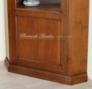 Vetrina angolare di grandi dimensioni realizzata in legno massiccio di noce stile classico